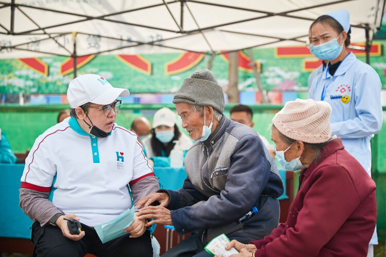 15天，3500公里，义诊人数12926，东鹏特饮x韩红爱心“百人援滇”圆满结束-11